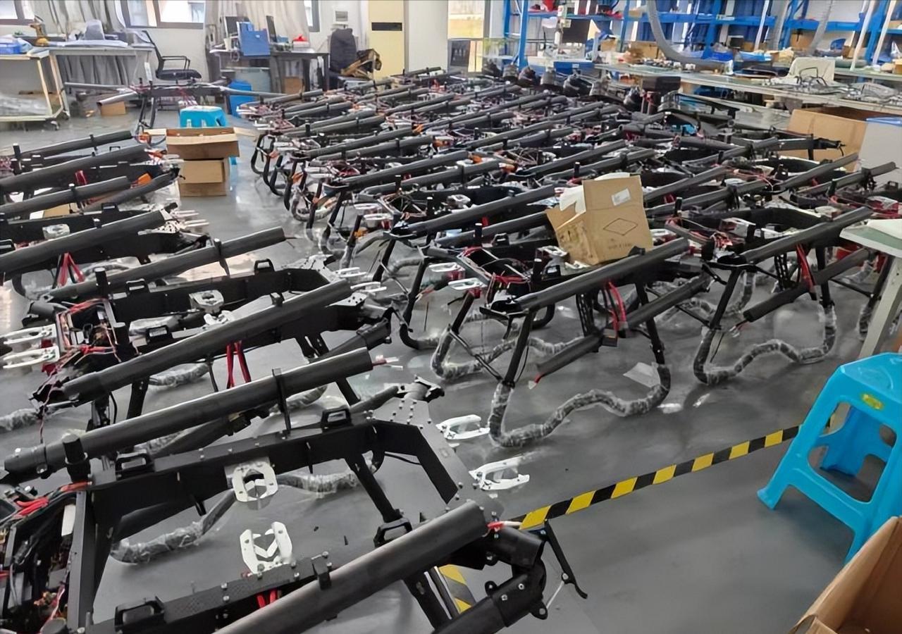 俄罗斯的无人机生产，图片展示的是
无人机的框架，最大承重100斤！