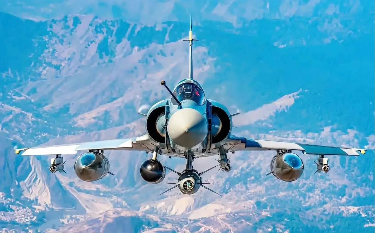 #马克龙宣布向乌提供幻影2000战斗机#  俄军苏-35战斗机爆锤幻影-2000