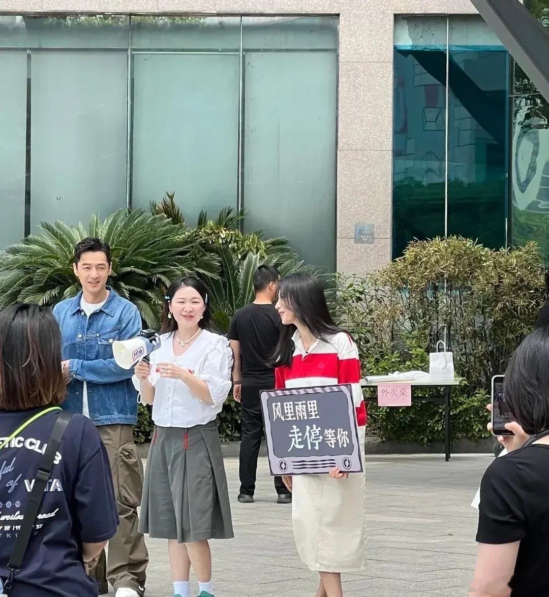 金靖孕期的状态好漂亮，旁边的胡歌也很帅，高圆圆也很美，金靖和高圆圆同框，这阵容也