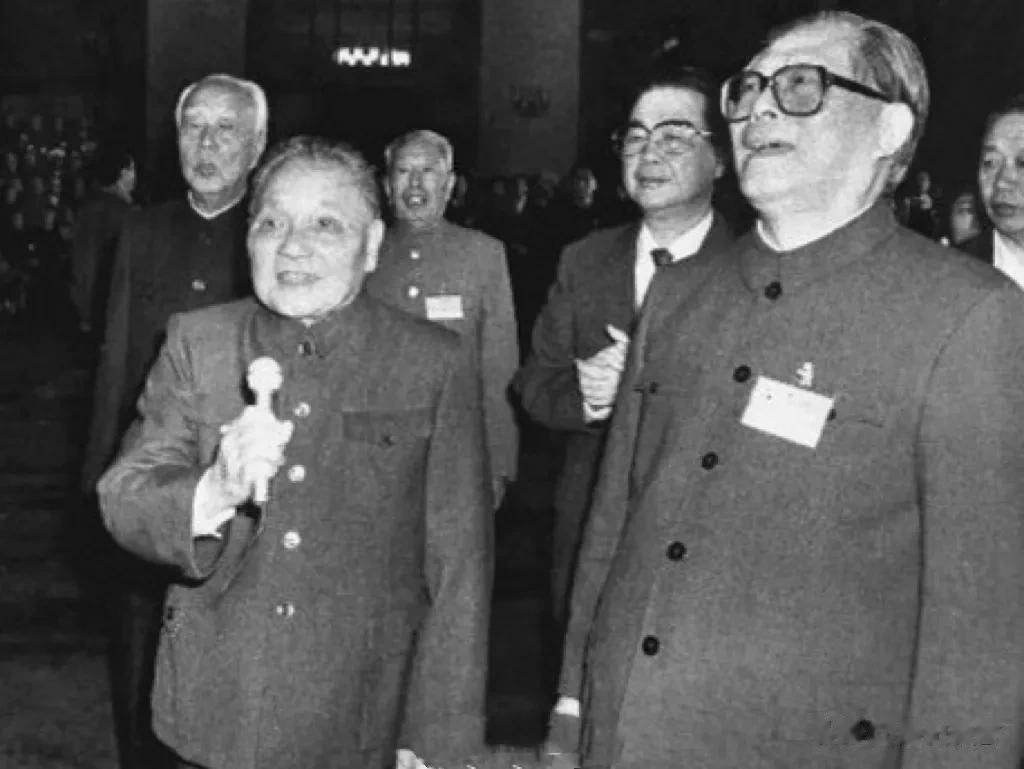 1982年7月26日，邓小平同姚依林等谈“六五”计划和长期规划时提出，处理好计划