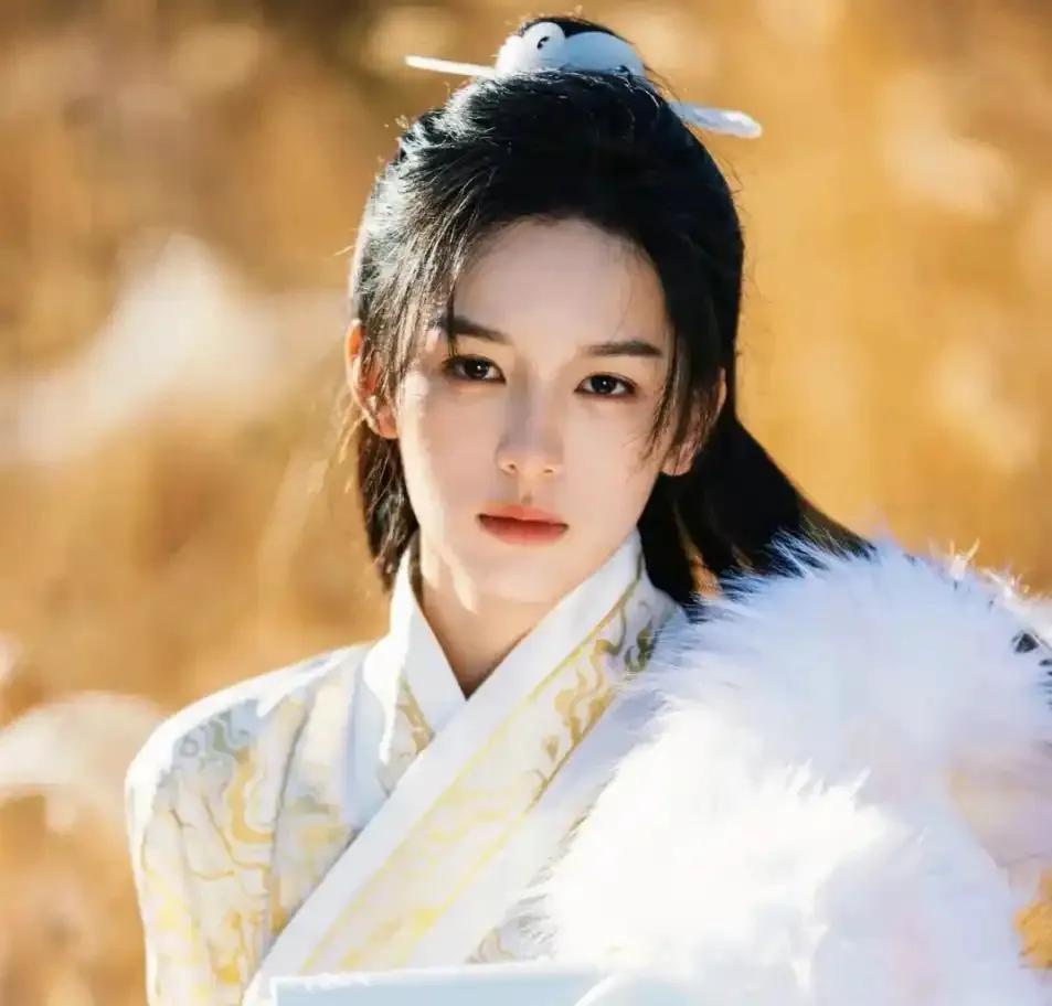 周也因为《锦月如歌》又稳住了咖位，还是被力捧的，就看后续的作品，出圈就上桌，无效