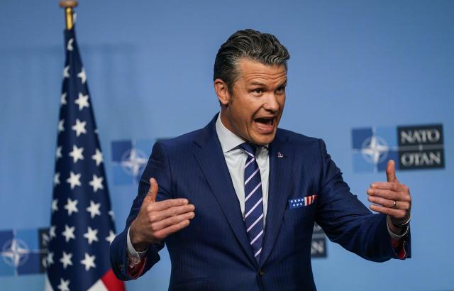 彻底疯狂！美防长放狂言：全世界都该谢谢特朗普，奥巴马拜登全是废物！
 
麻烦看官