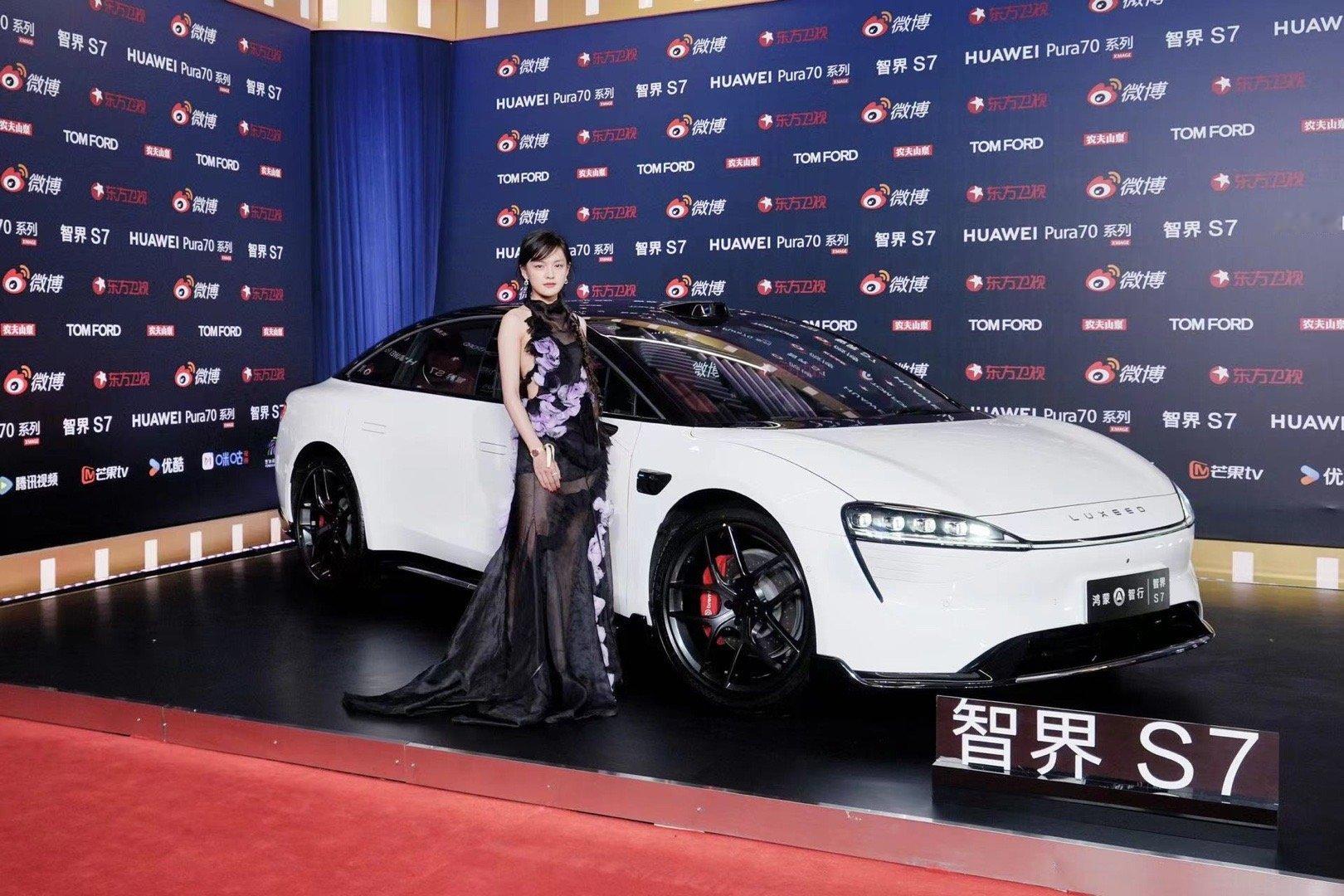 #文淇的辫子好长# 你可以永远相信红毯上的明星！镜头下的文淇和身边的#智界S7#