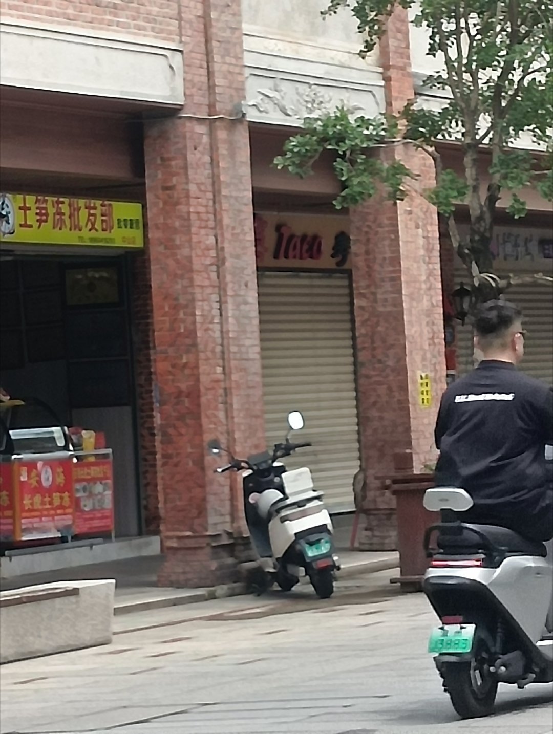 两个大馋逼在烈日下等待寿司店开店