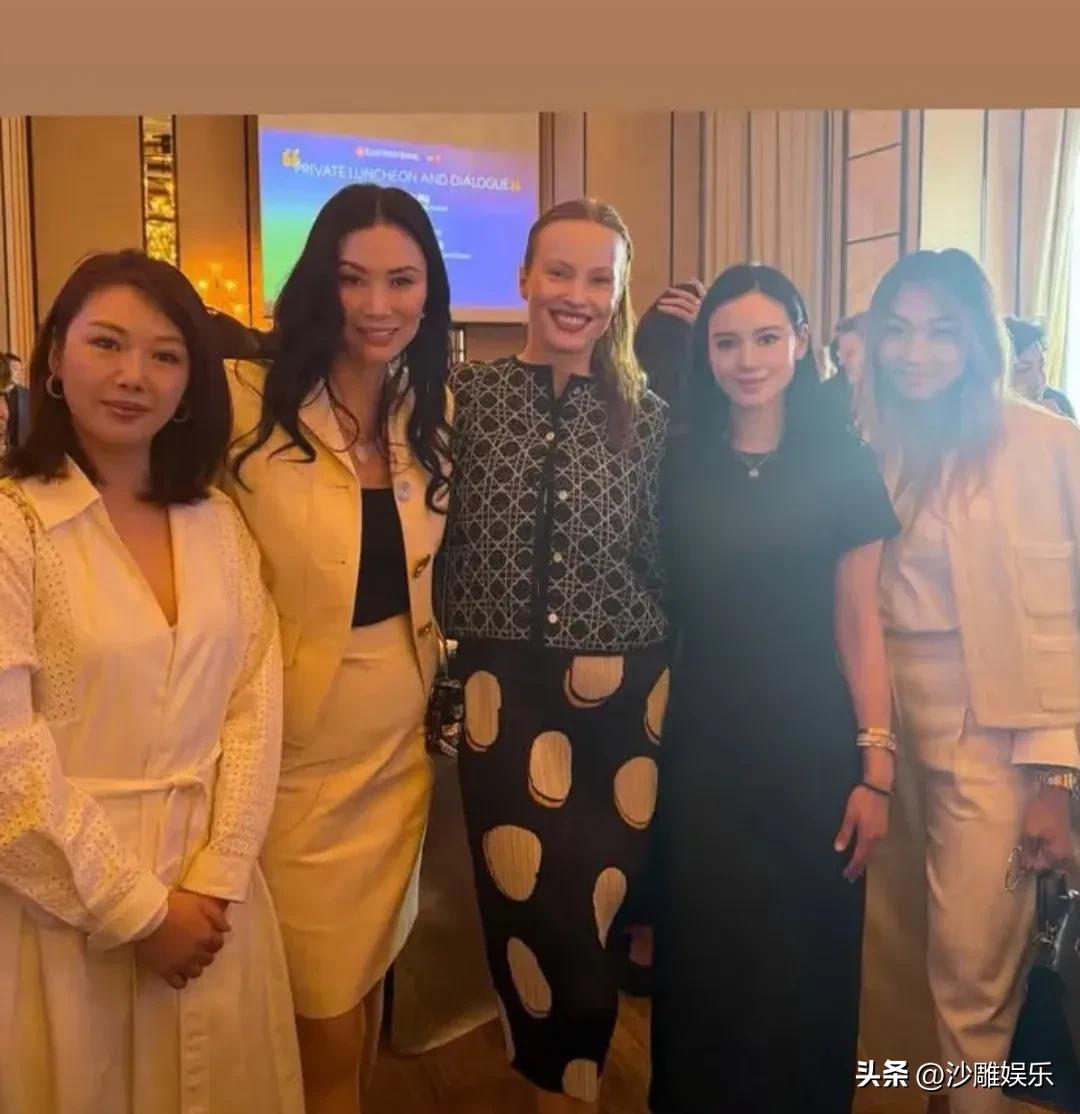 邓文迪，高调现身！

3月24日，香港“裕泽香江高峰论坛”的晚宴上，有一个人不动