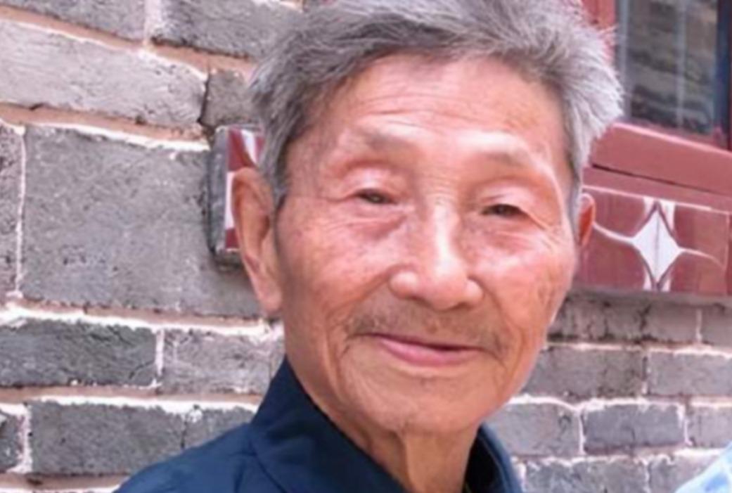 1979年北京街头发生了令人动容的一幕。一位衣衫褴褛的老人突然冲向一辆黑色轿车，