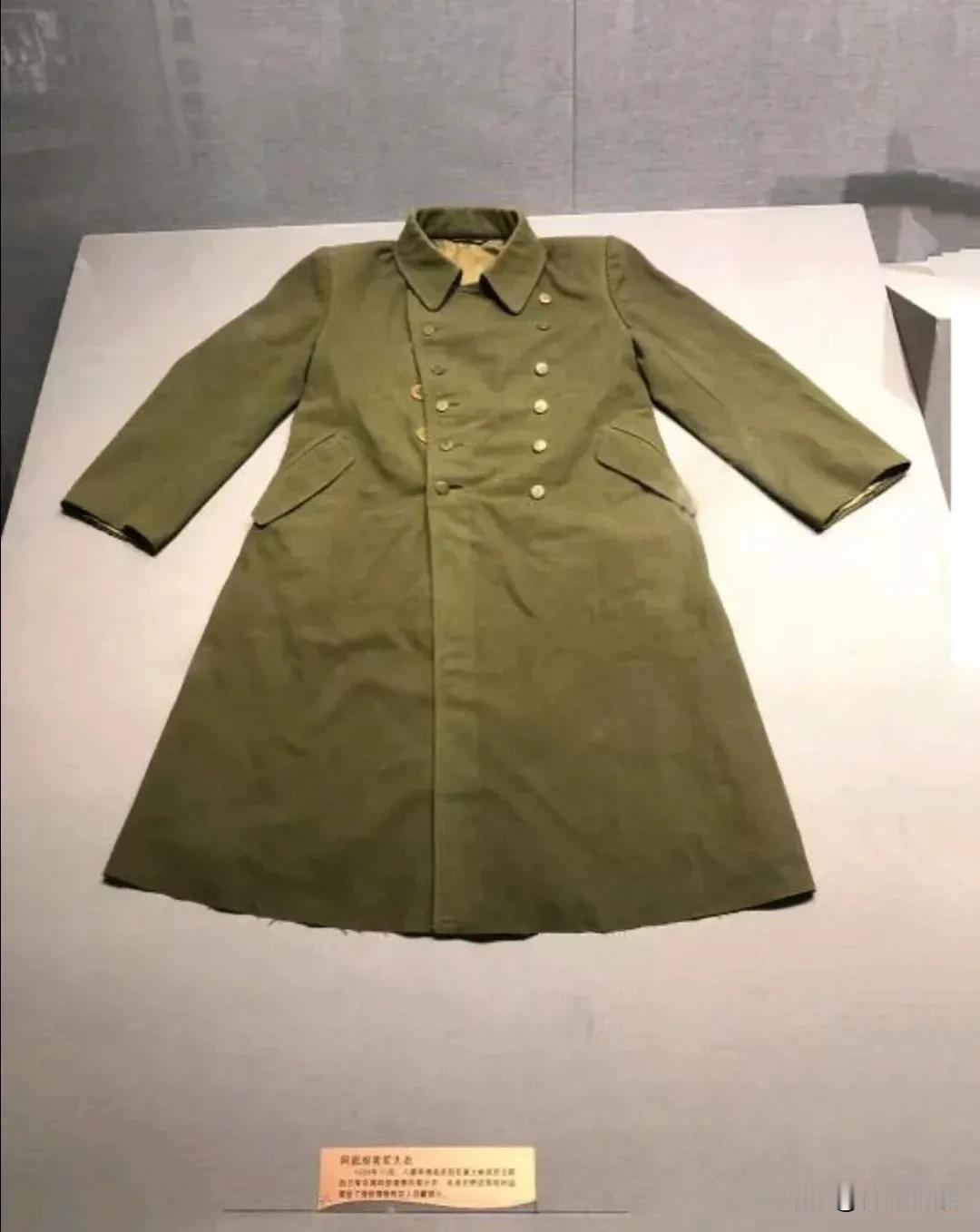 1939年，八路军营长缴获一件日军大衣，觉得材质不错，便送给杨成武，谁料，杨成武