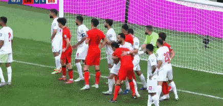 国足对阵巴林，两个弱鸡互啄，国足连续浪费机会，谢文能10分钟内两次将角球直接开出