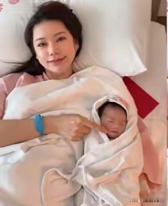 马筱梅顺利生下儿子，长相跟马筱梅很像，特别是那个嘴巴，跟马筱梅简直一模一样。
从