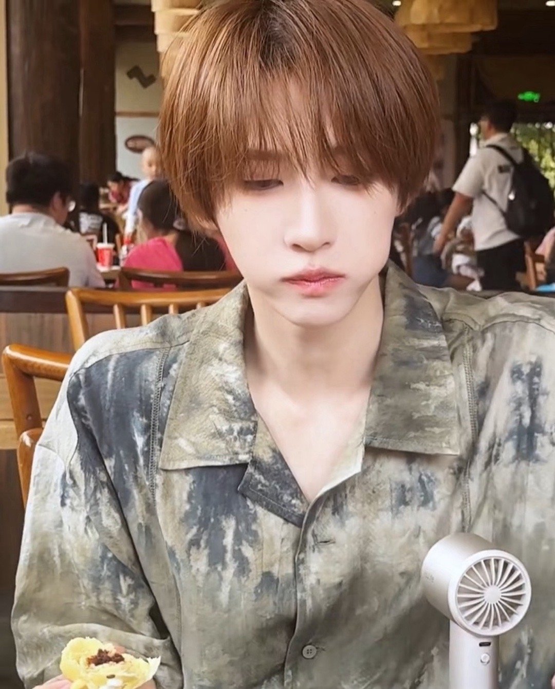 怎么会有人脸小到这种程度小小的鸭舌就能戴出来“发包头的感觉”拿出家里的帽子比划中