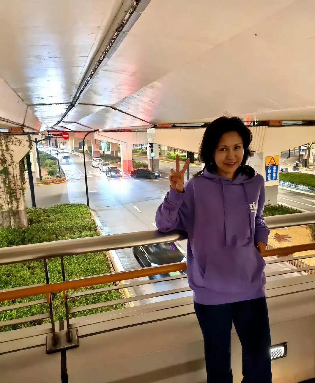 陆毅和鲍蕾站一起，感觉外貌上不太搭了，鲍蕾好像断崖式衰老！