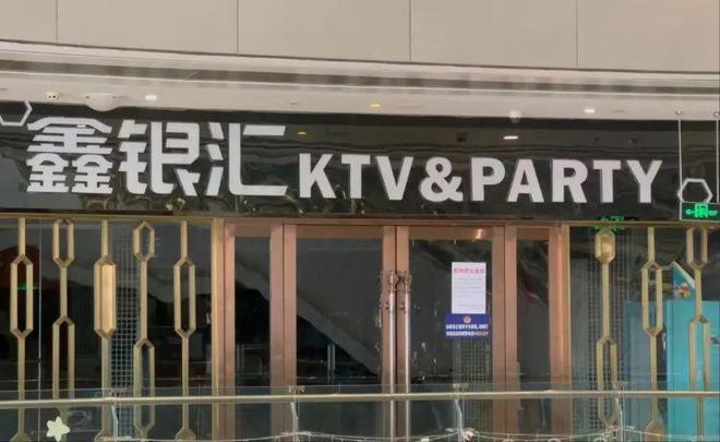 【#成都15岁少女陪侍醉酒坠楼案终审#，三名涉案人员被判刑】2023年8月26日