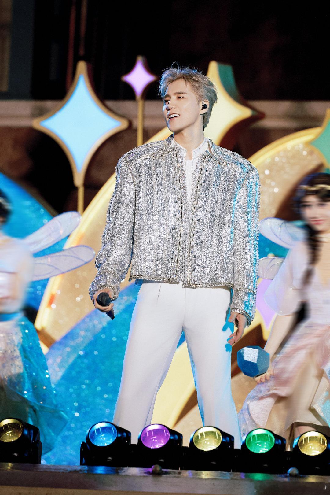 阿云嘎  勇敢出发、保持好奇。去发现、去探索、去拥抱每一种可能。✨阿老师 舞台图