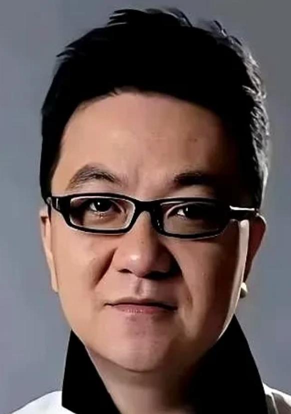 董路又开炮了，这次对准的是自己足球小将的家长。
起因挺简单：小球员李昊炎妈妈接受