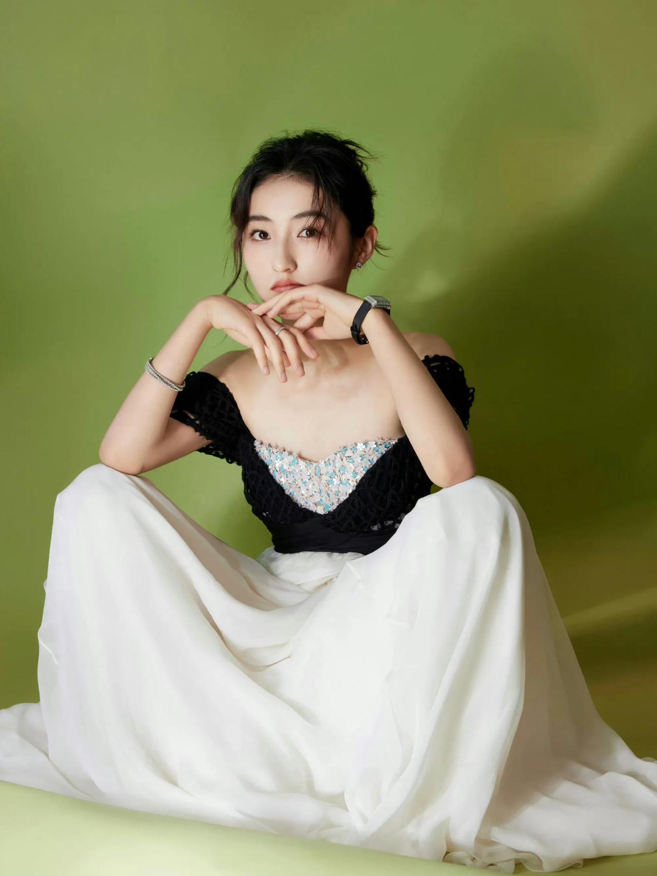 张子枫挑来挑去，竟然挑了件七年前的旧衣服？

6月9日，在 开幕式红毯上，各位明