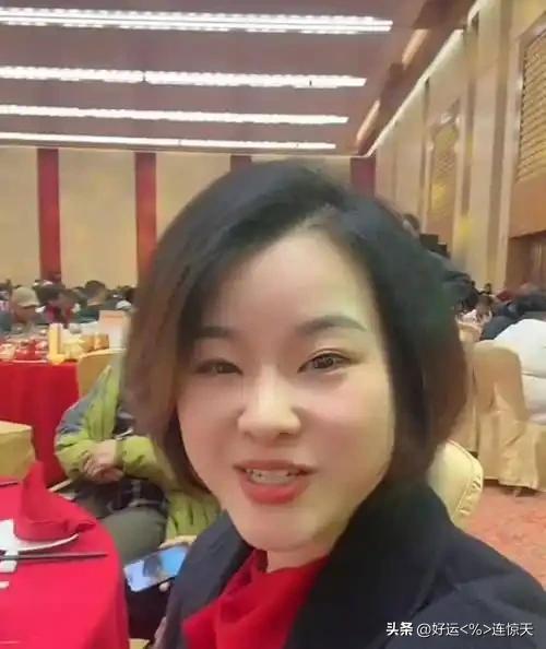 这是张雪的老婆星姐，超让人佩服。两人认识时，张雪才14岁，辍学修摩托。他没钱没名