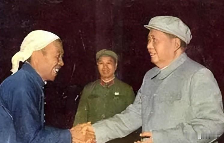 1975年毛主席紧急提拔一名干部担任重要角色，并非华国锋和邓小平，这位领袖究竟是