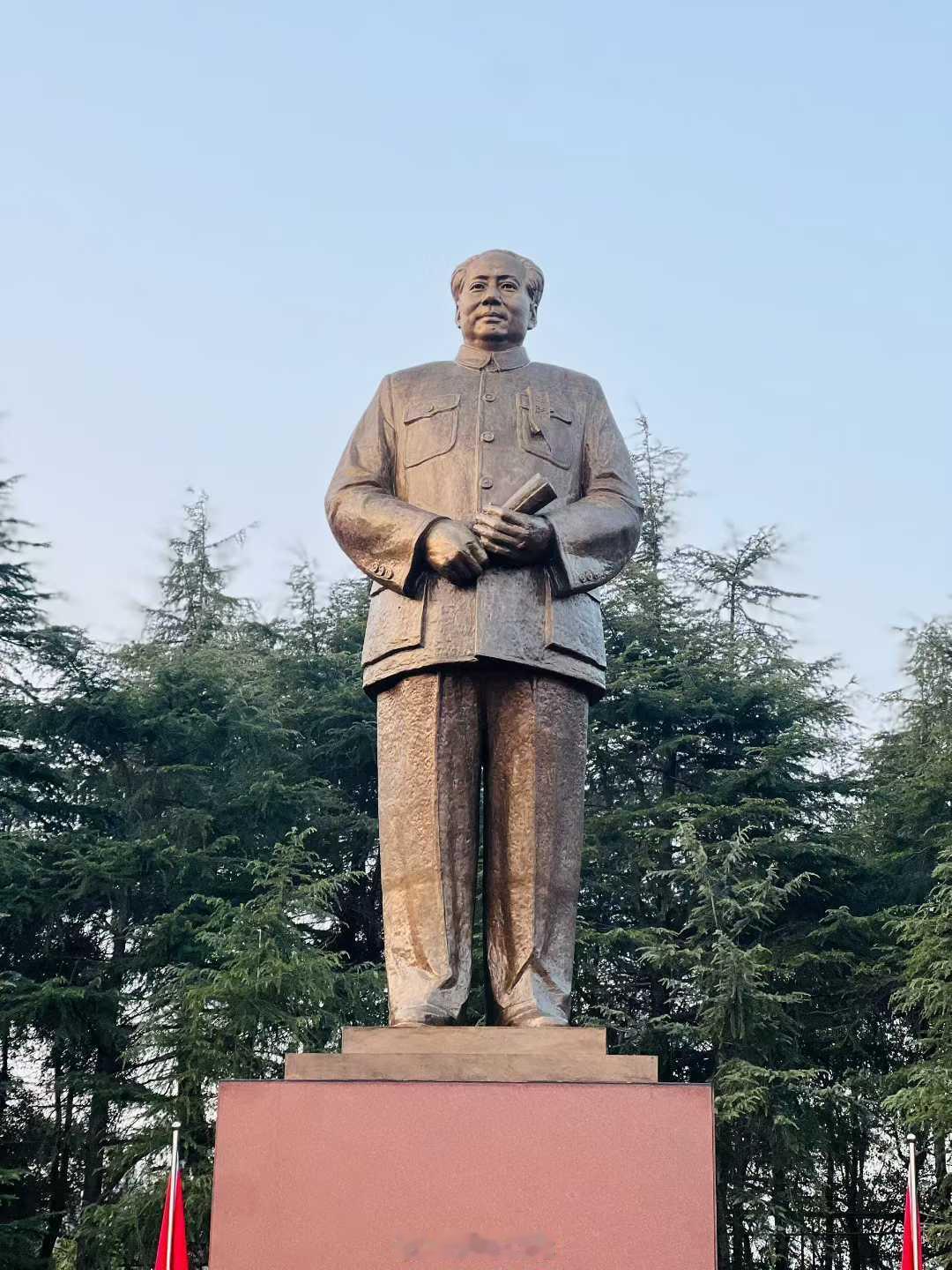 东方红，太阳升，中国出了个毛泽东……伟人从未远去，人民没有忘记！今天是毛主席诞辰