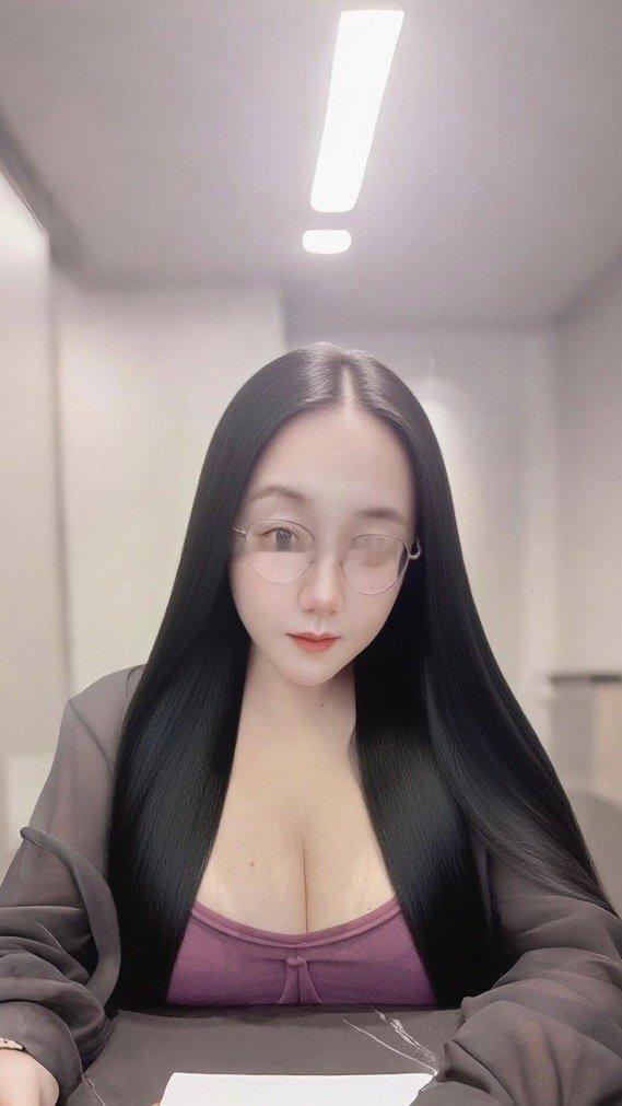 晚风漫过发梢时，刚好接住我眼尾那点没说出口的软。泡泡四叶草[超话]夜色 ​​​