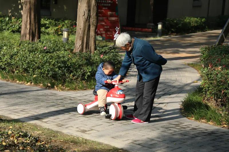 在当代社会，“养儿防老”的传统逻辑正在发生深刻解构。从现实情况来看，这一模式已不