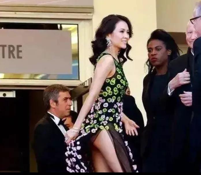 章子怡这张照片要是现在被拍，绝对被骂上热搜，而且各种多难听的话网友都能说出来。
