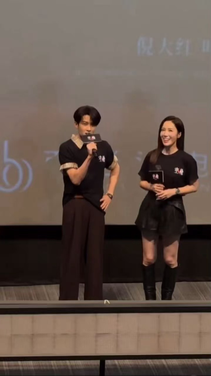李施嬅妈妈夸檀健次帅 被路演现场的施嬅姐萌到了！分享家人的反应毫无偶像包袱，妈妈