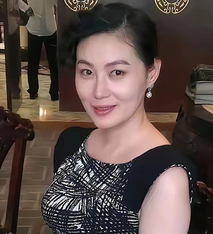 主持人问王思懿：“你演潘金莲的时候，你老公一点也不吃醋吗？”
王思懿摇头说：“吃