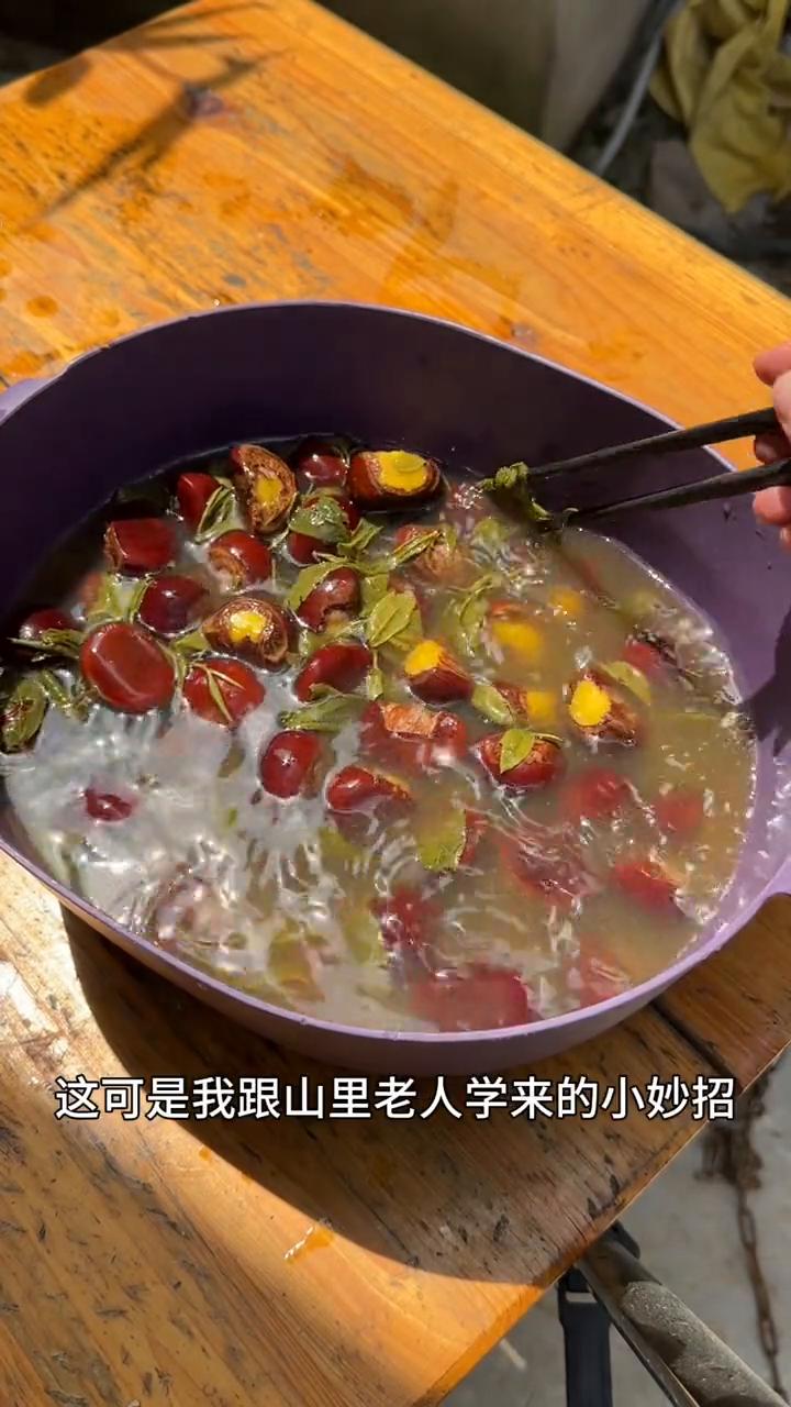 储存板栗。
真没想到用茶叶保存板栗吃到明年都不会坏。这个季节山上板栗又香又糯，风
