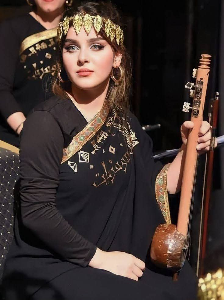 2022年，一位身着古苏美尔服饰的伊拉克音乐家在伊拉克巴格达伊拉克国家剧院演出…