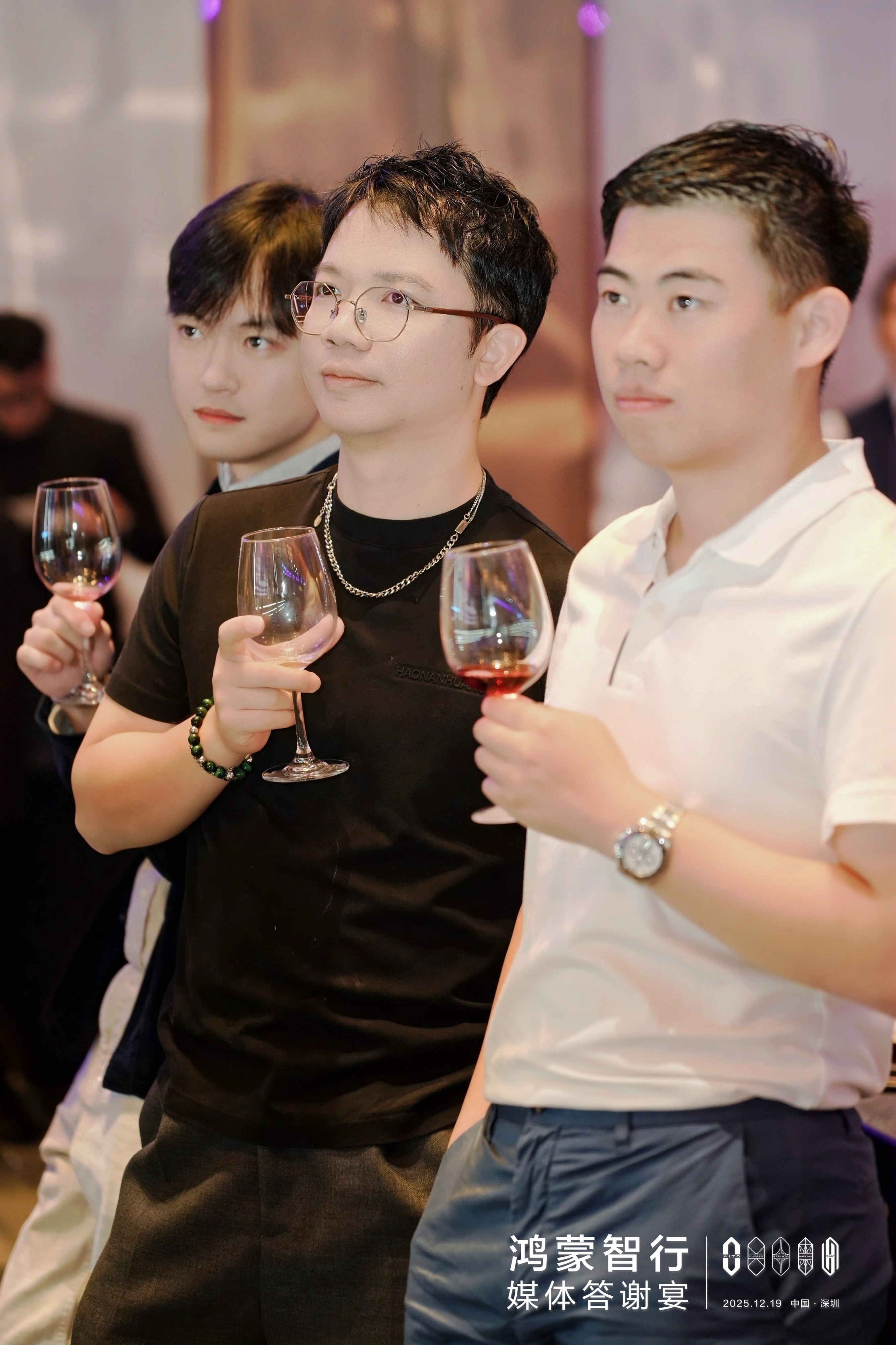 昨天的鸿蒙智行媒体答谢宴，特意把上次坐尊界S800提飞机的衣服穿来了，可还行？接