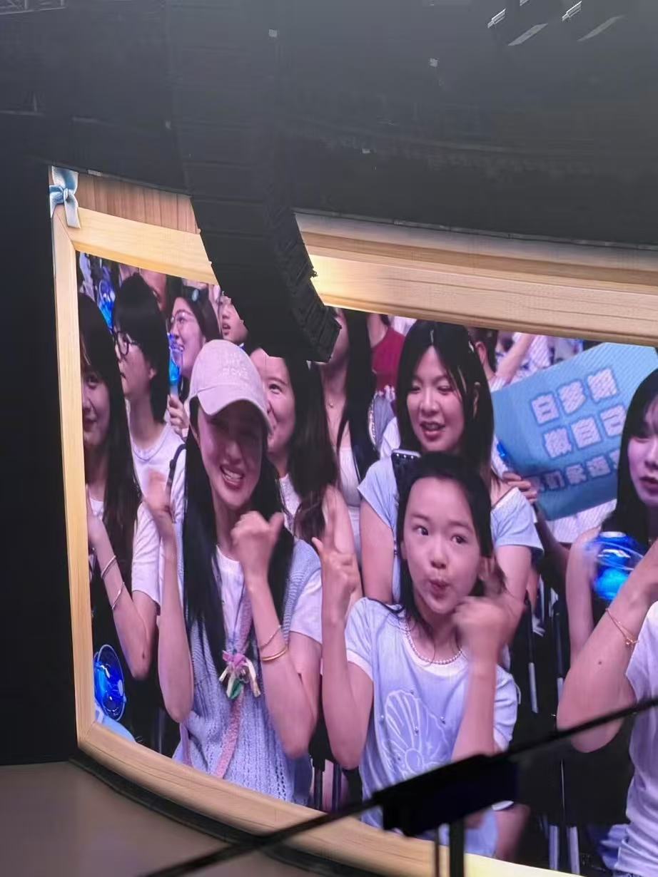 董璇小酒窝去白鹿演唱会董璇小酒窝去白鹿演唱会了 董璇小酒窝去白鹿演唱会了了，还在