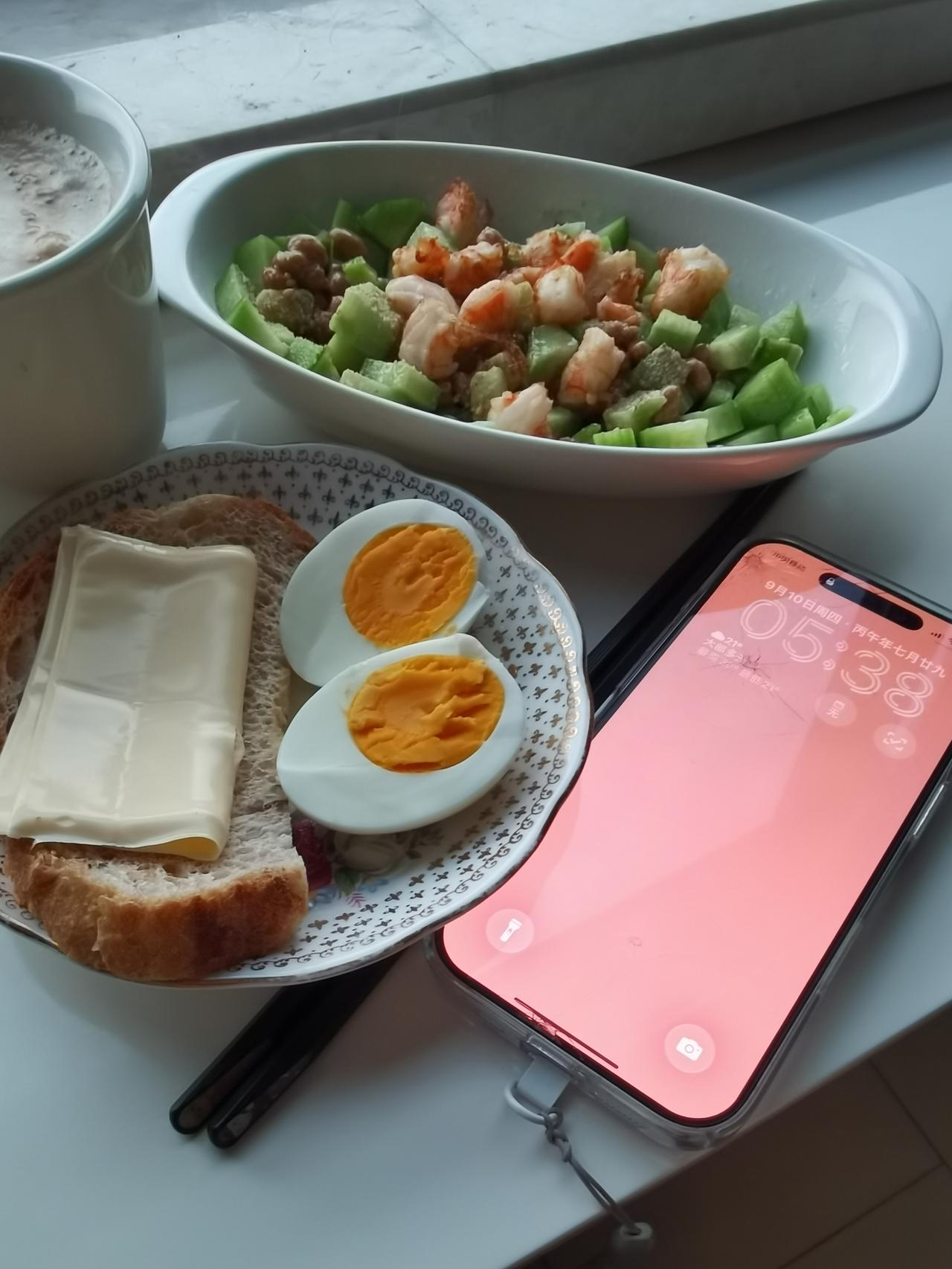 老年人早餐，我把"蛋白质"放在第一位。

今天的早餐：纳豆拌黄瓜虾仁丁（植物蛋白