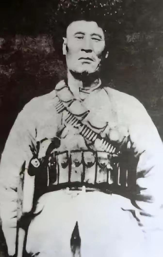 1949年，解放军在追击马家军残匪时，司号员杨忠孝打死了一个与众不同的匪徒，战友