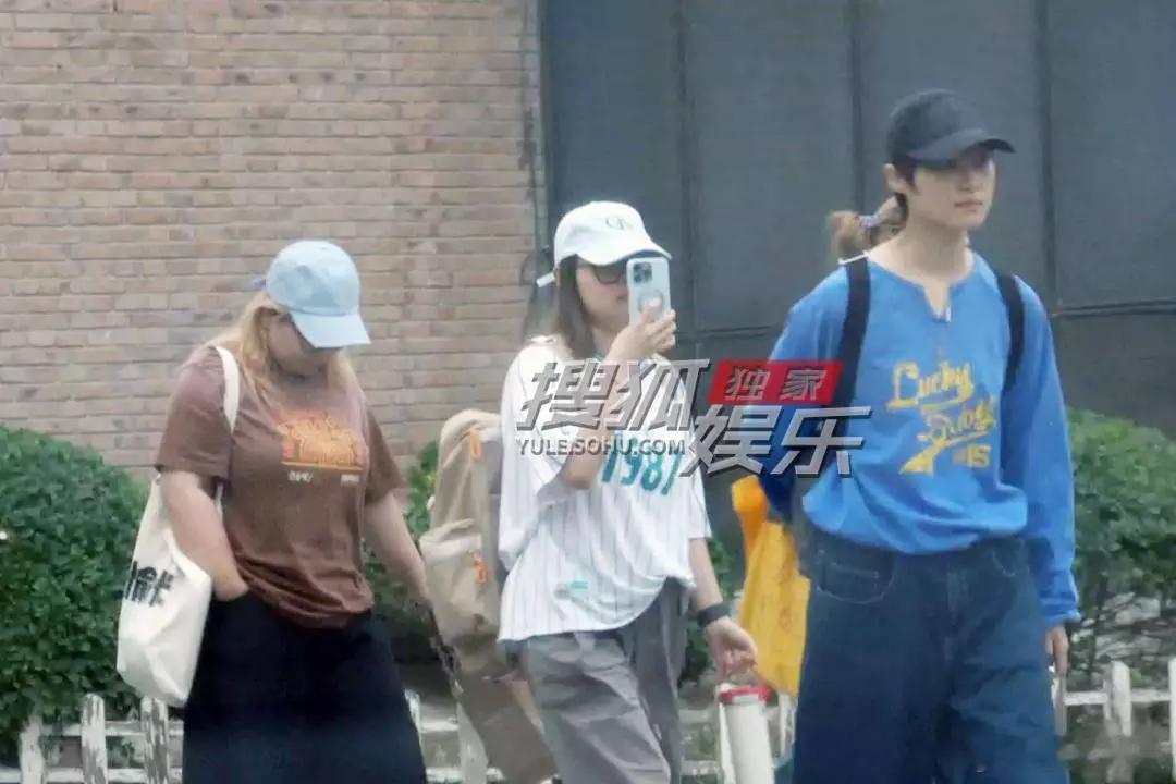 李宇春练舞下班路透 近日，李宇春在舞蹈工作室练舞结束后和工作人员一起下班，一路上
