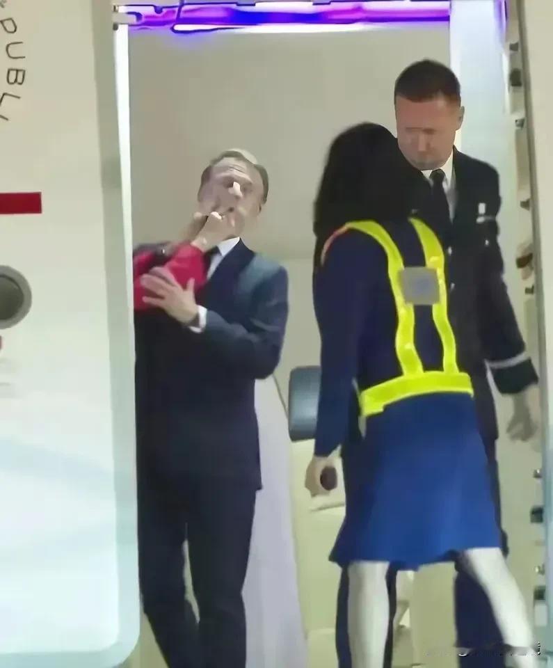 法国总统马克龙这两张照片很有意思，对比一下，不禁让人哈哈大笑。
去越南的时候带着