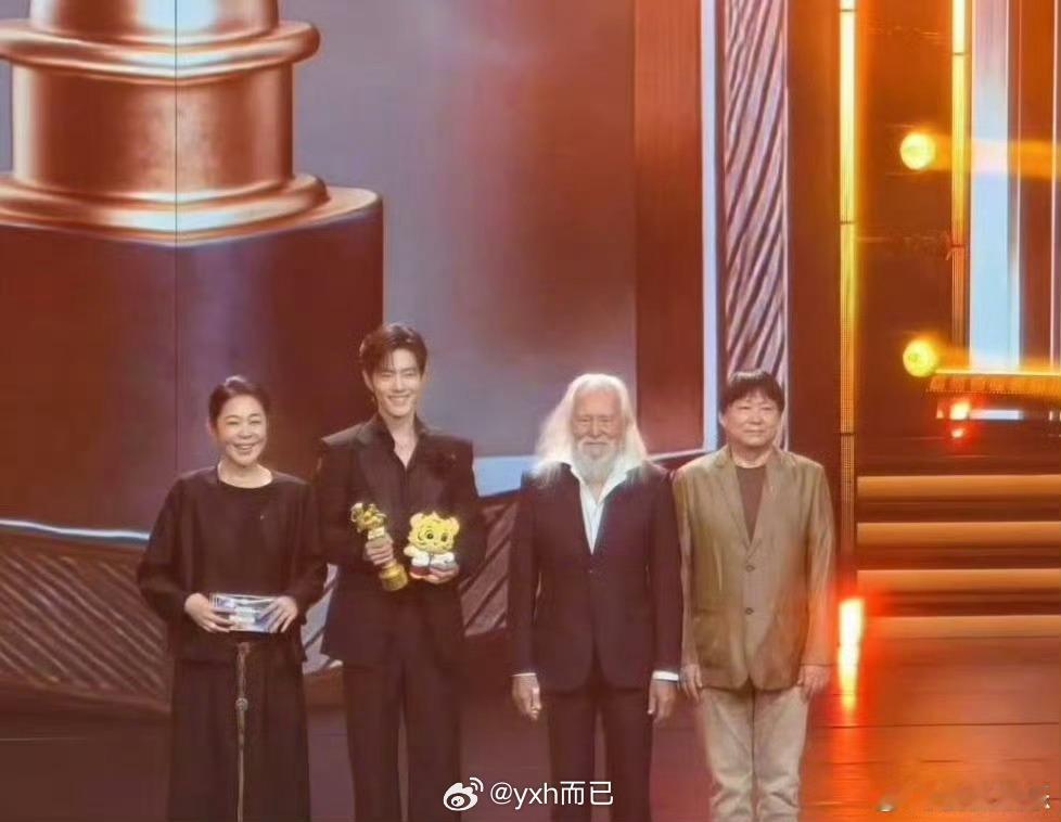 肖战大影节影帝肖战凭借《得闲谨制》获得北京大学生电影节最受大学生欢迎年度男演员奖