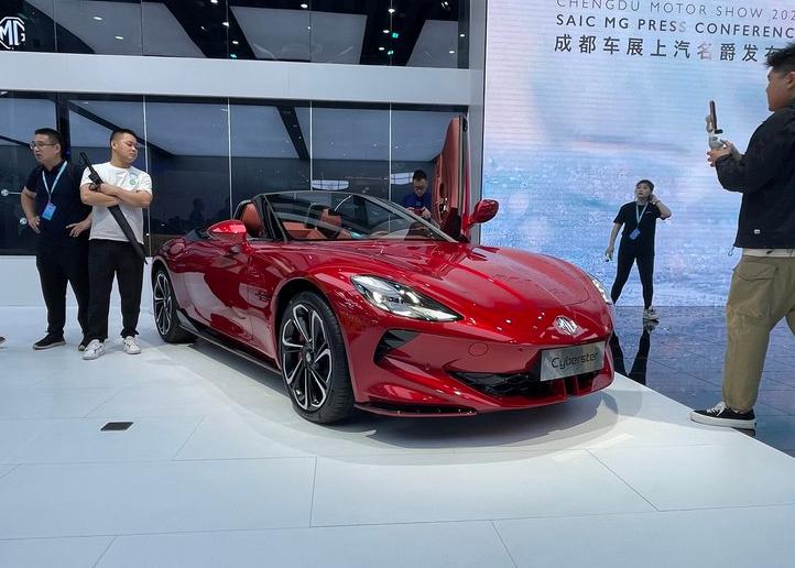 【2023成都车展：MG Cyberster亮相】2023成都车展期间，MG C