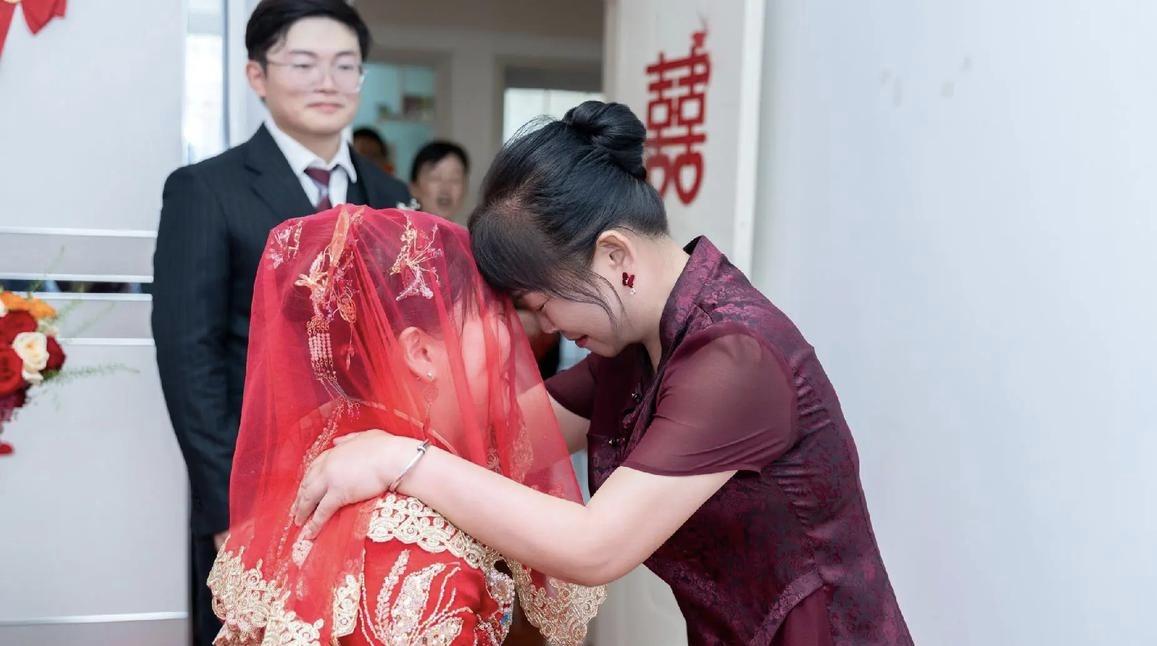 闺女问我陪嫁啥？
我没提车房，
只说三句话让她红了眼
 
闺女出嫁前一晚，突然凑