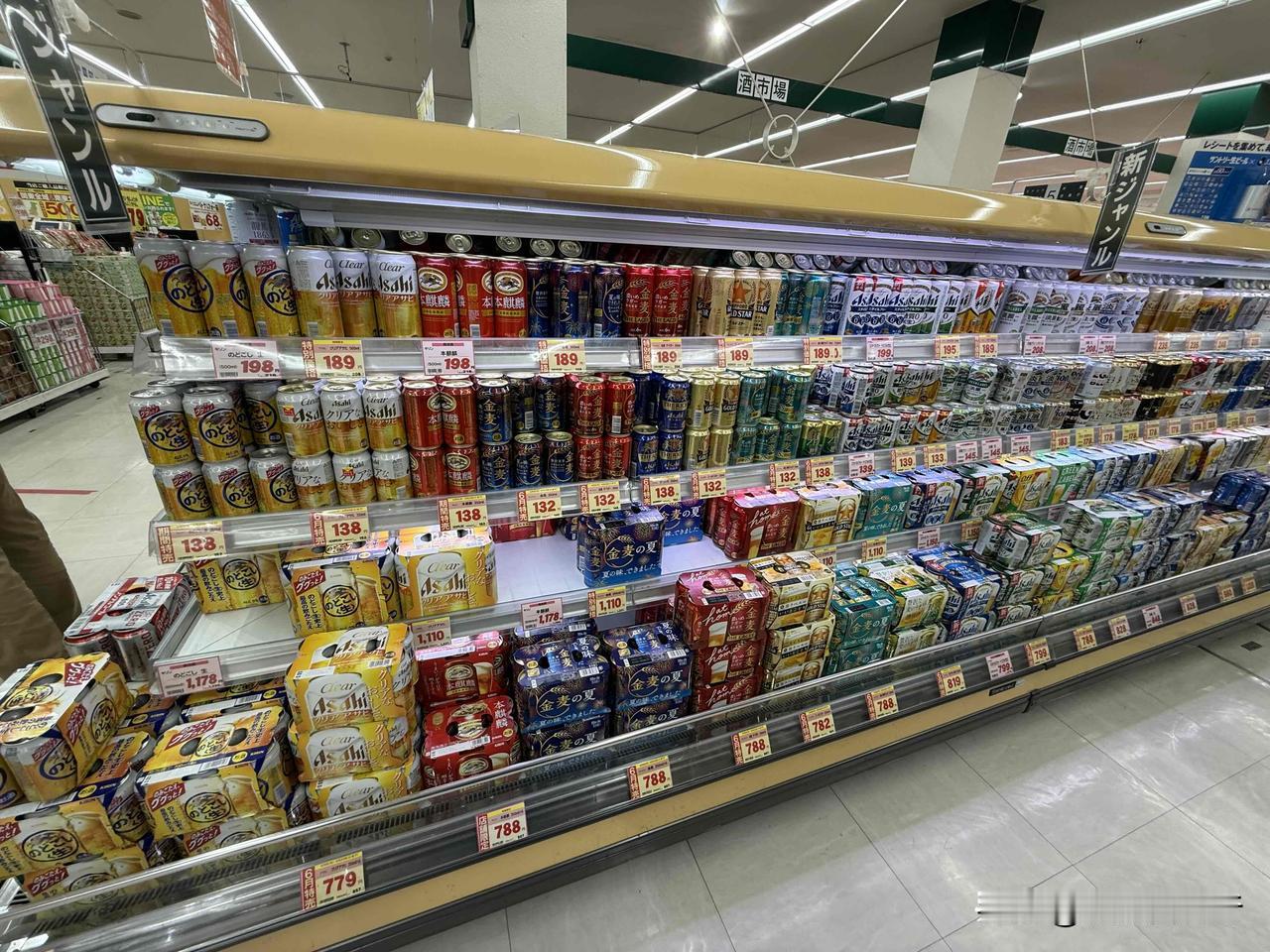 日本超市里的罐装发泡酒和啤酒，价格贵不贵？
现在100日元可以兑换4.30元人民
