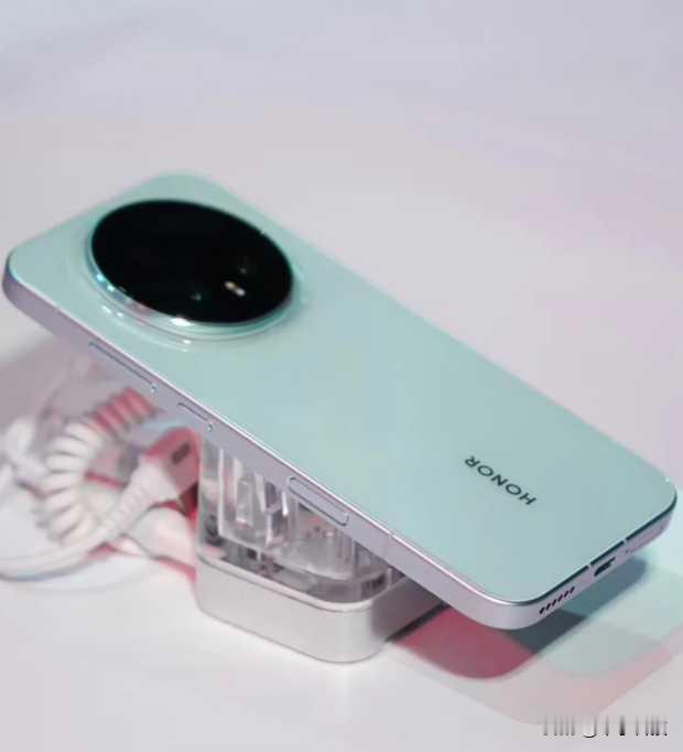 我发现华为和荣耀在旗舰思路上挺默契，都认准了标准版不能是“残血版”。所以你看，华