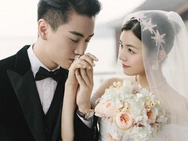 陈晓与陈妍希的婚姻，走到尽头！
 
不管两人的感情走到哪一步，可是曾经的岳父过世