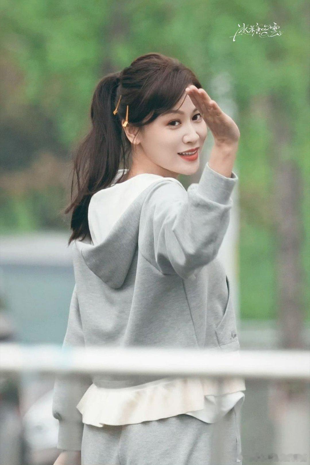 叶一茜还原05超女造型 瞬间穿越回那个夏天！叶一茜重现超女经典造型，青涩褪去，温