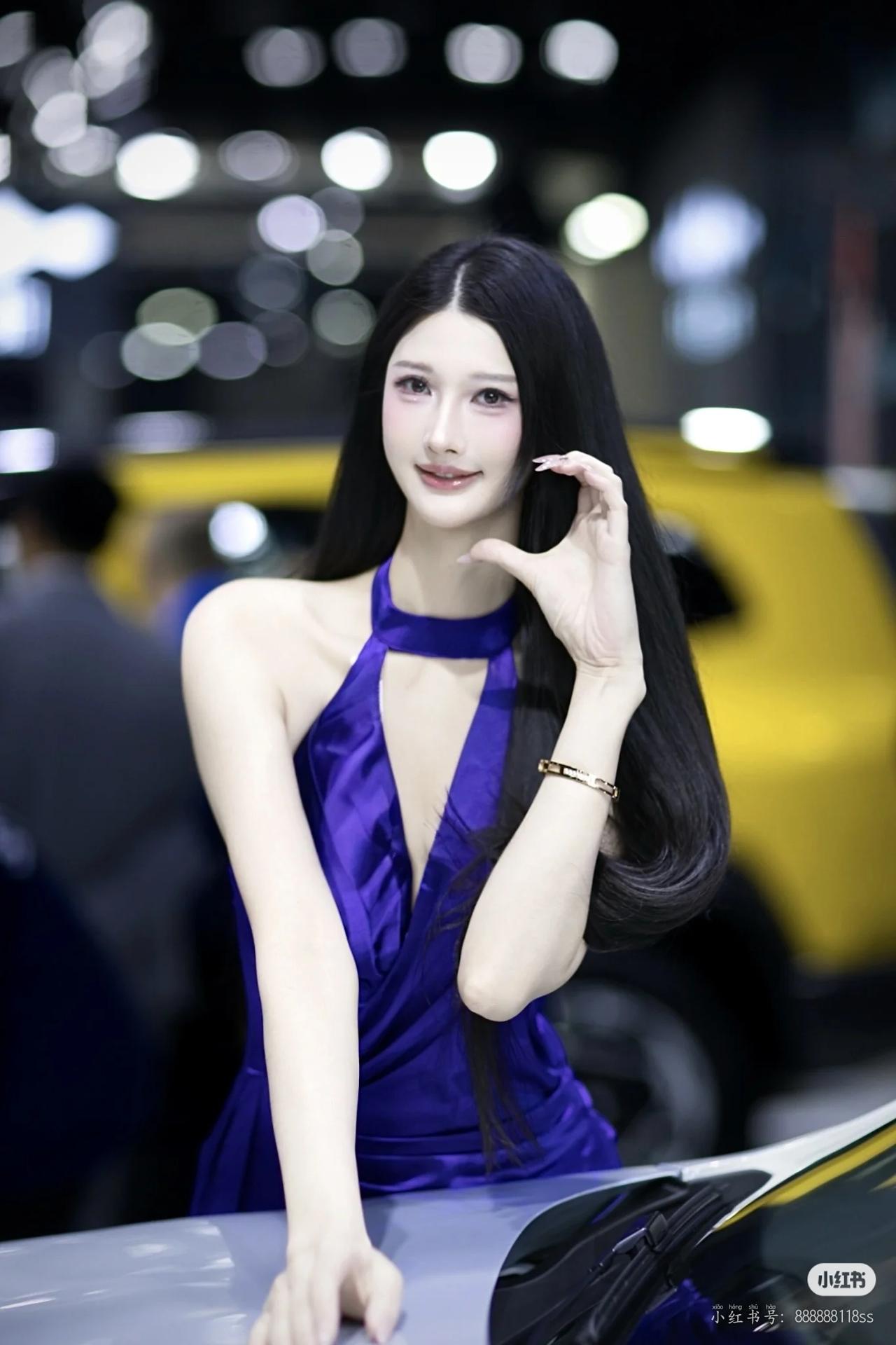 什么叫有韵味的女人美女车模穿搭写真