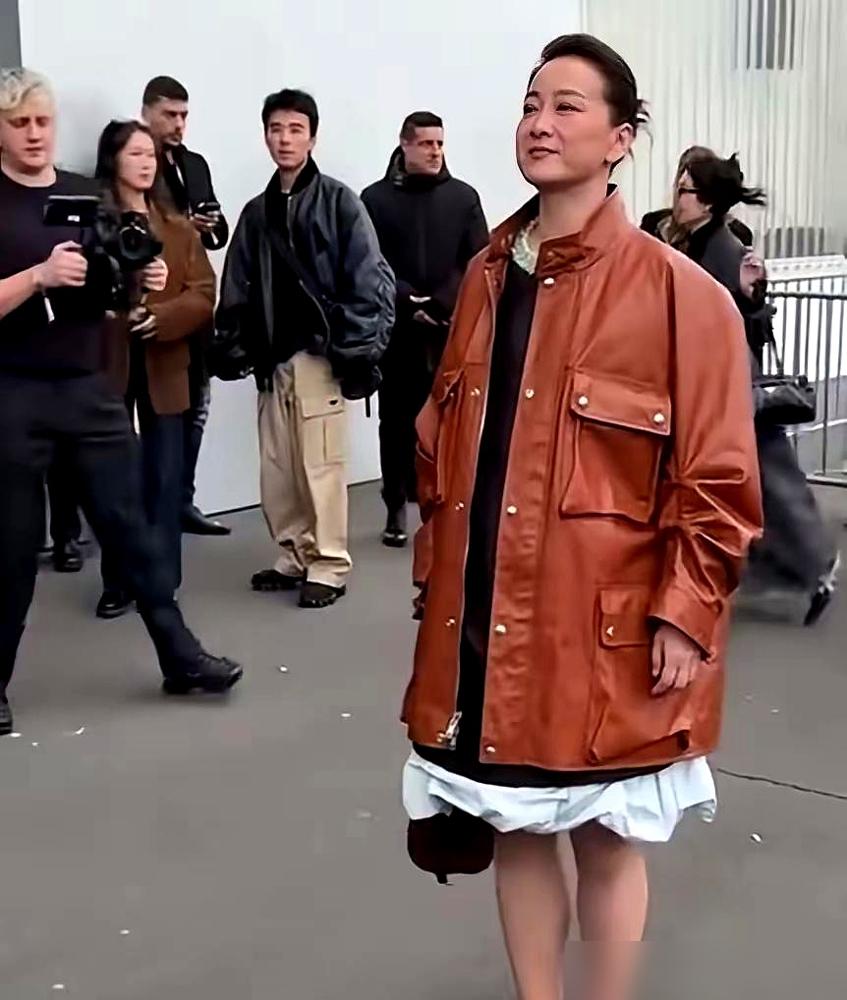 贾玲瘦100斤，带来的远不止是变好看。
 
2024年春节档的《热辣滚烫》，拿了