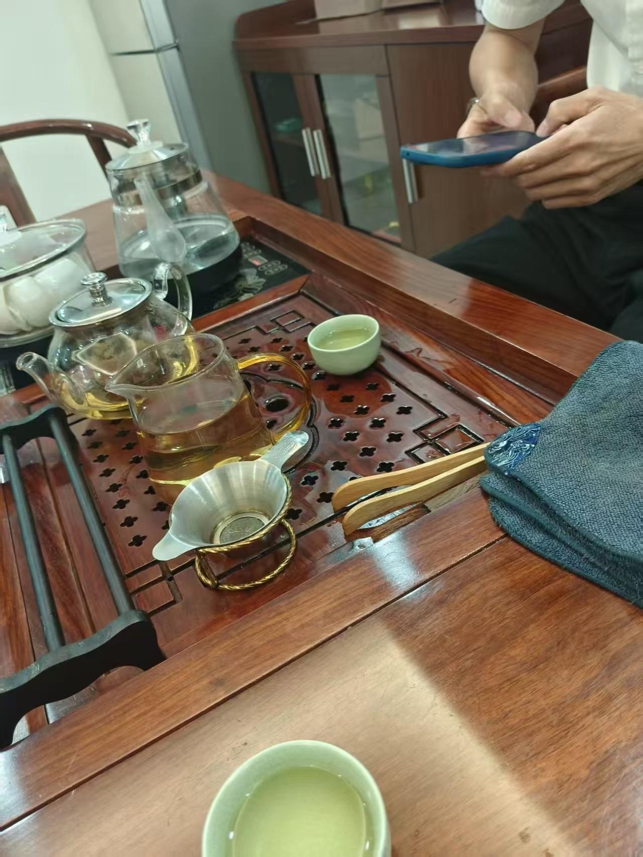 奉劝各位茶友
平时没事还是少喝茶
前阵子有个邻居走了，他一辈子也没什么爱好，就是
