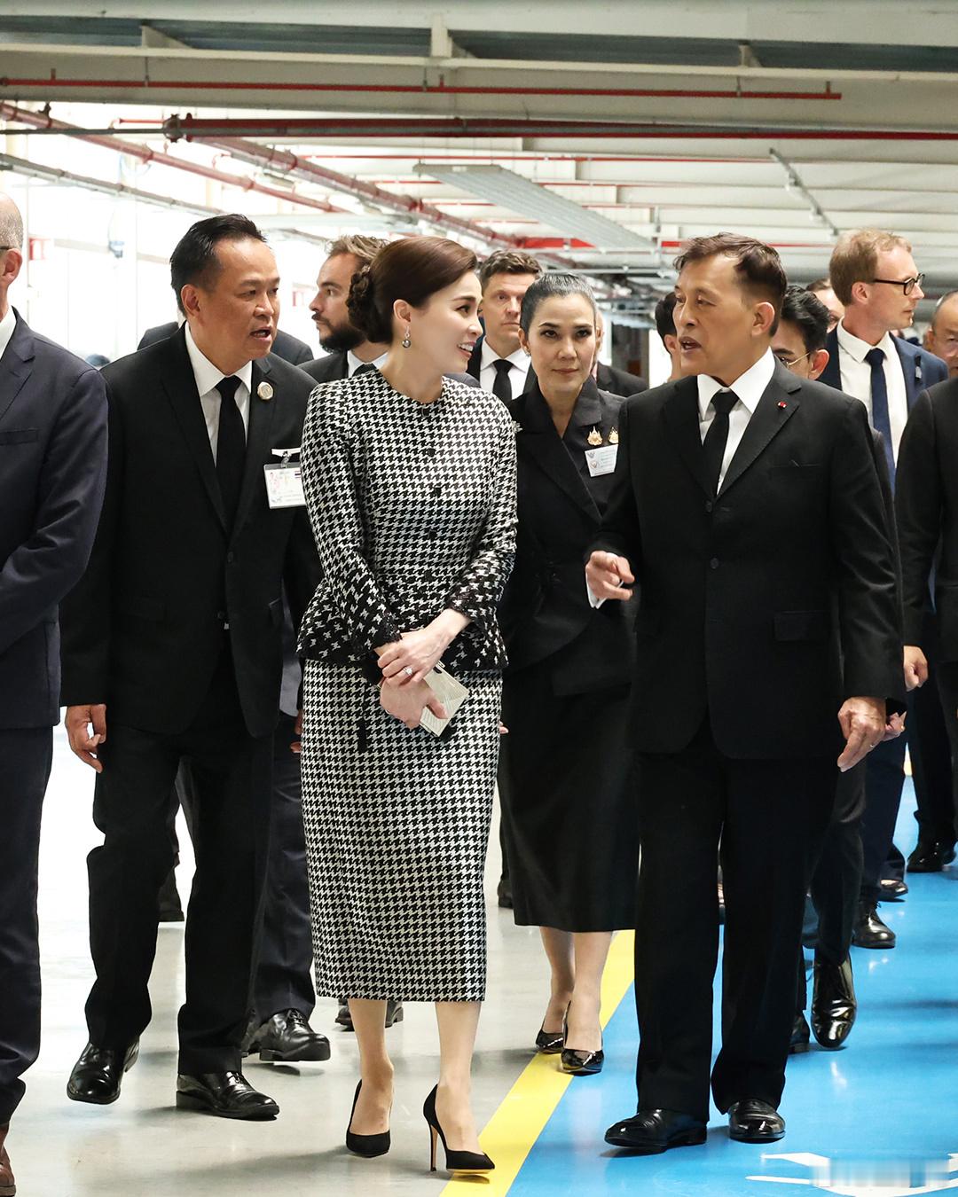 泰国王室 🇹🇭7月2日，哇集拉隆功国王和苏提达王后视察航空公司运营工作，并亲