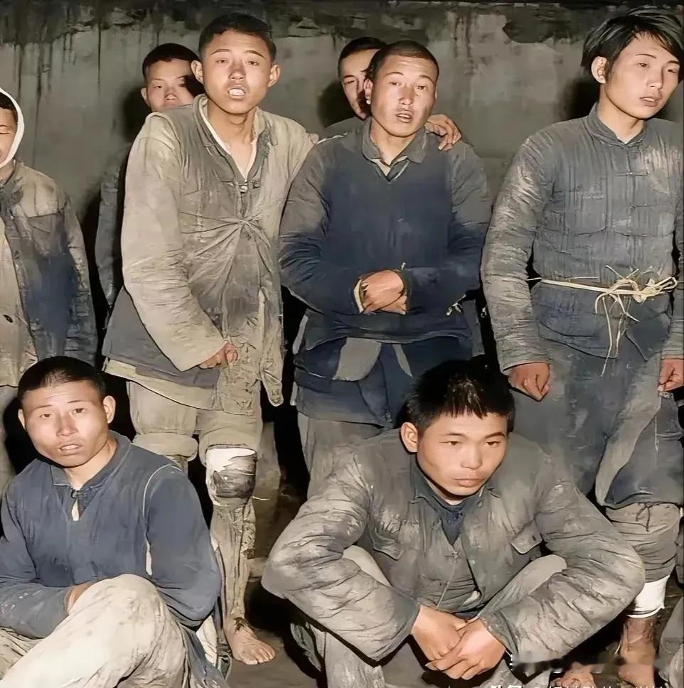 1948年，被捕的上海江湾区的游击纵队队员们。在拍完这张照片后不久，他们全部英勇