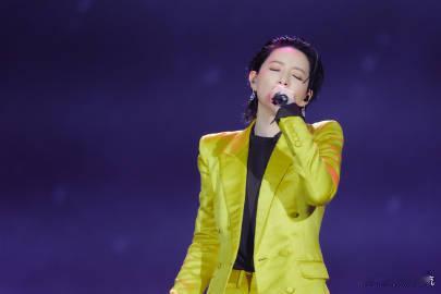 李斯丹妮湿发大背头 李斯丹妮的湿发大背头造型太鲨我了！每一根发丝都透露着不羁与潇