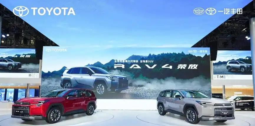 智能驾驶辅助系统方面，通过遍布全车的24个高精度传感器（包括7颗摄像头、5颗毫米