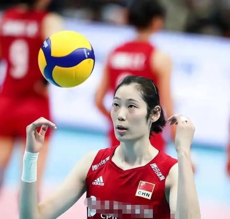感觉当日本和泰国教练都在场边窃窃私语“朱婷为什么不上”时，中国女排的问题已经藏不